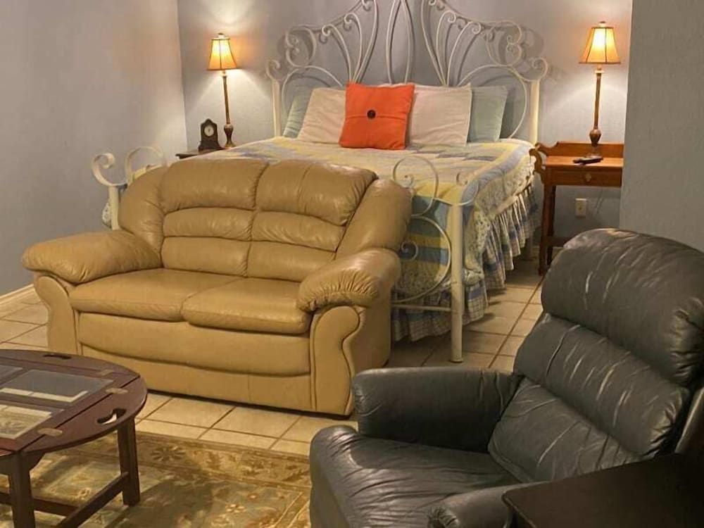 The Crossroads Inn - Property Image 28