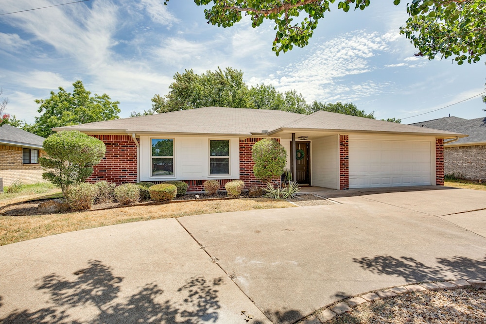 Darling Waxahachie Home w/ Yard  Fire Pit! - Property Image 12