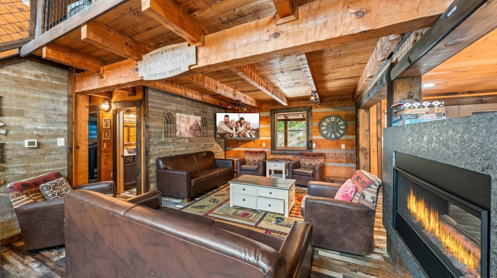 Luxury Cabin With Mountain Views Pigeon Forge