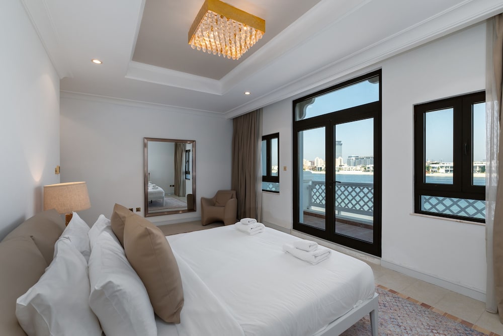 Exclusive 5BR Palm Villa w Private Pool and Beach