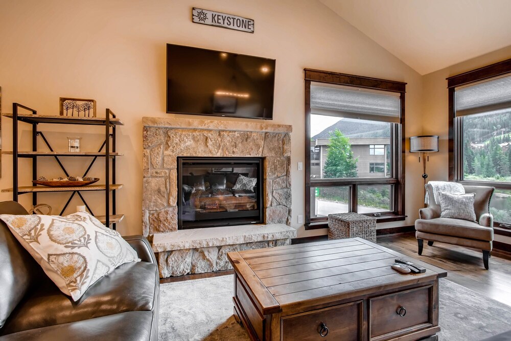 New 3bdr Luxury /sleeps 10 W Fireplace & Mountain Views 3 Bedroom Townhouse by RedAwning