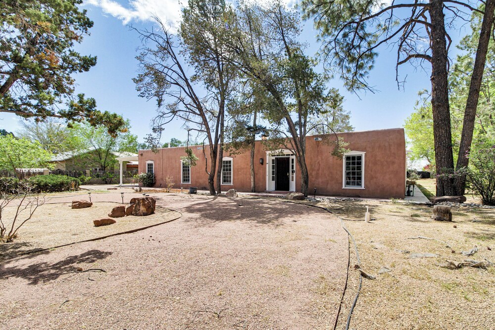 3 Mi to Zoo & Garden: Spacious Albuquerque Home