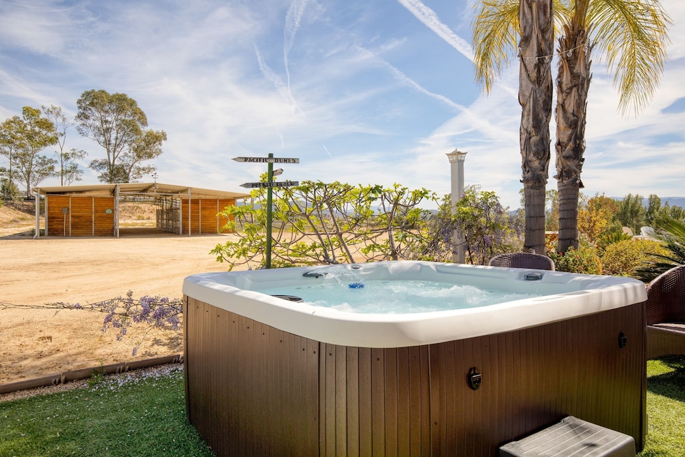 Bear Bridge by Avantstay Hilltop Haven in Temecula w Views Putting Green Hot Tub