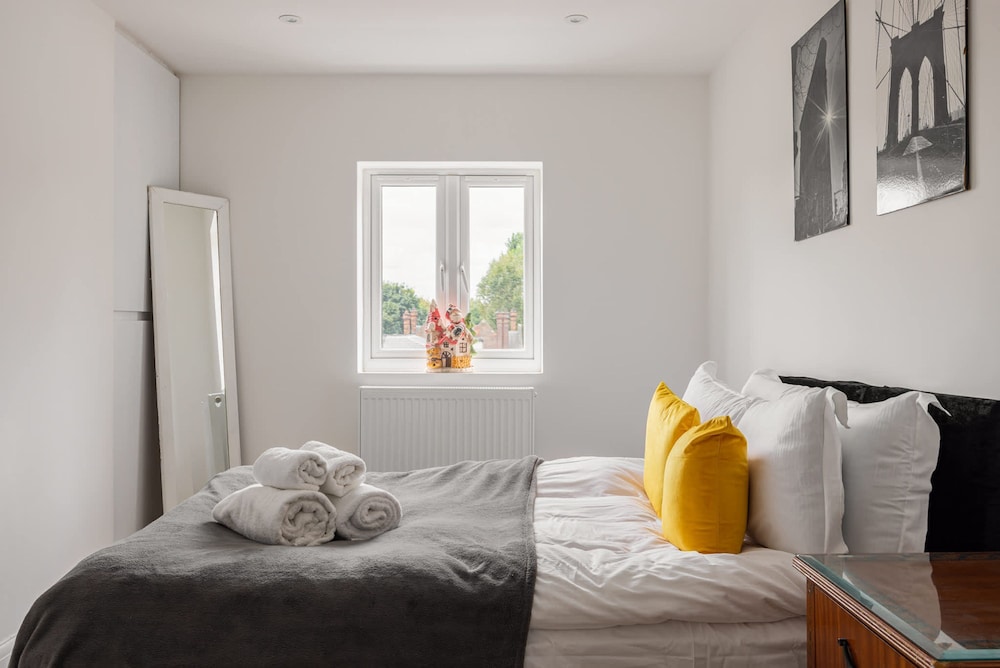Modern Kensington Studio photo 5