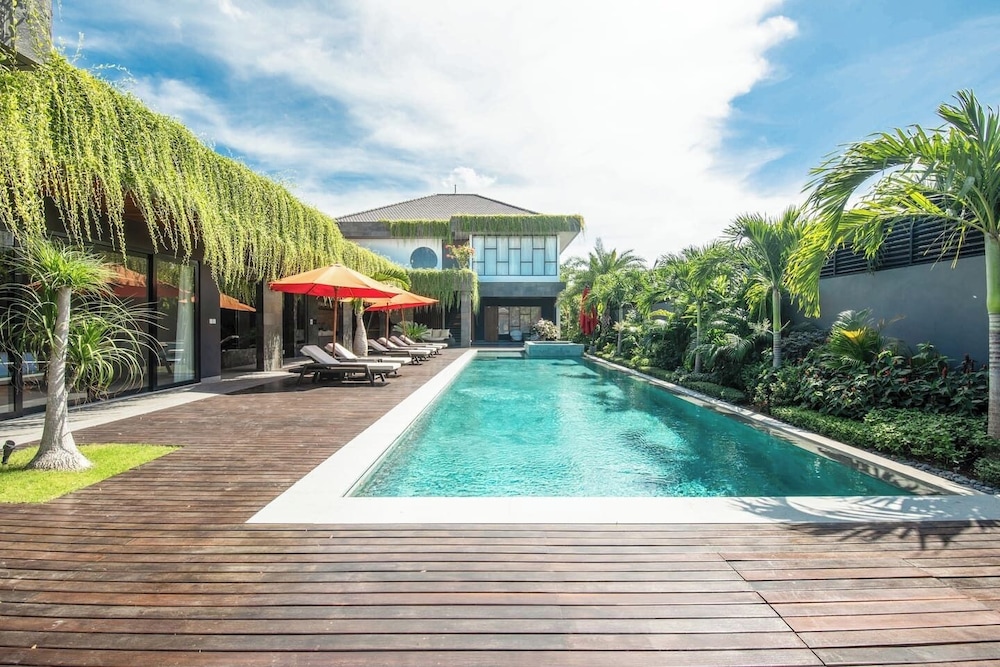 Exquisite 5BR Villa: Premier Luxury in Seminyak
