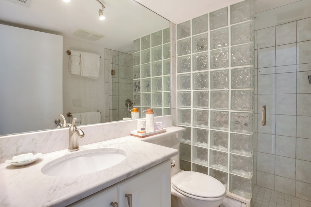 4 Mi to Lovers Key SP: Modern Condo w/ Ocean Views