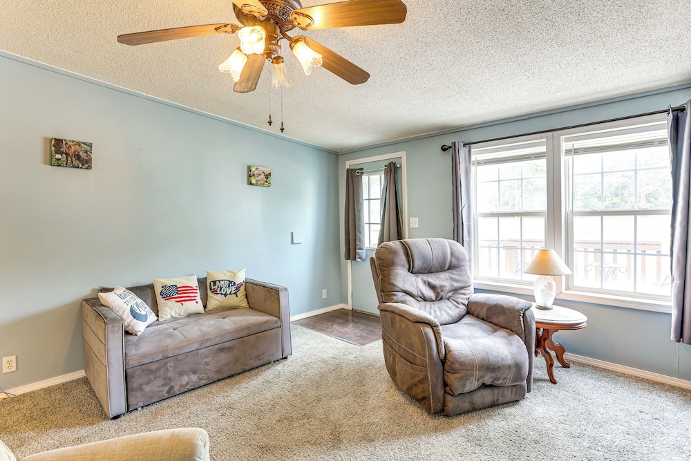 3 Mi to Dtwn: Pet-friendly Farm Retreat in Paris!
