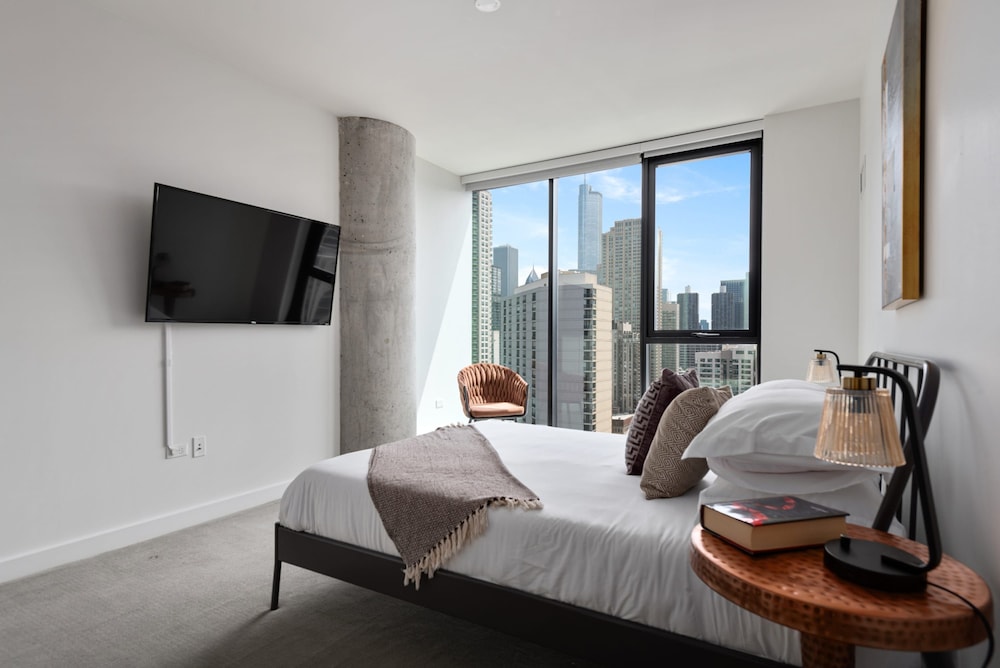 Mag Mile Retreat Stunning Views High-end 2BR