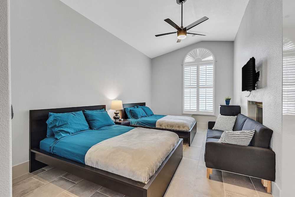 Villa - 8 Bedrms 5 Bths 15 Beds