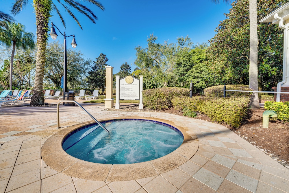 12 Mi to Wdw: Resort Condo w/ Community Hot Tub!