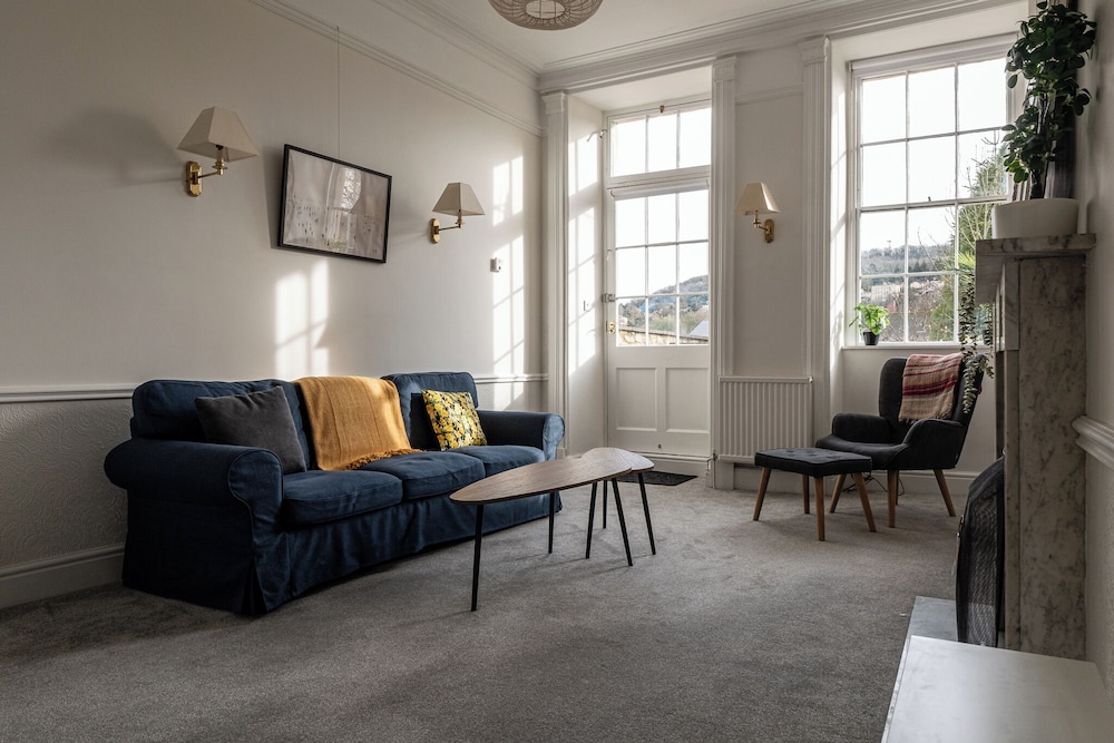 Garden Flat Apartment in Grosvenor Place