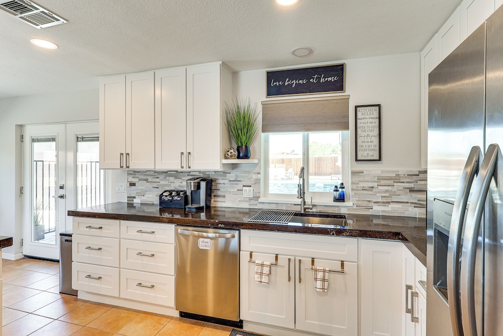 Casita + Chef's Kitchen: Lake Havasu Desert Oasis