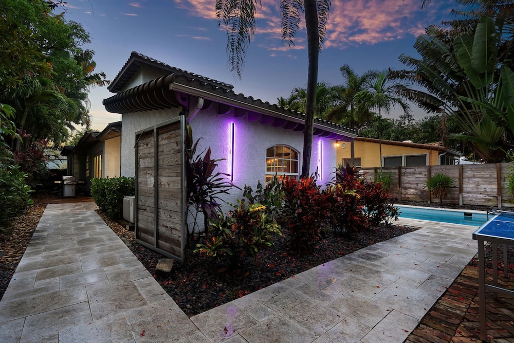 Luxe 5BR 4BA Heated Pool 10 Min to Beach BBQ