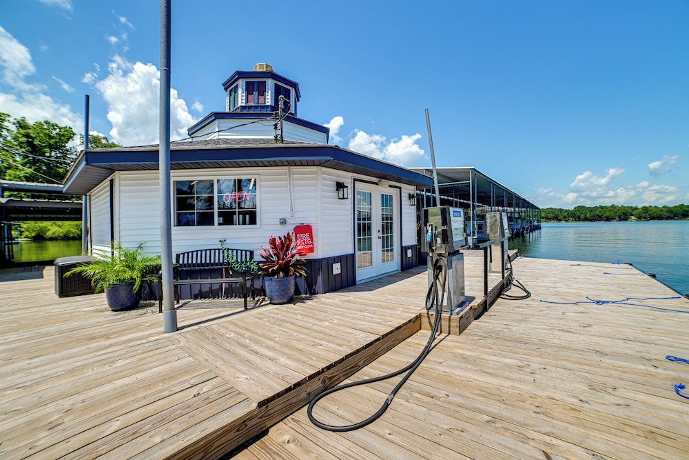 Private Dock & Slip: Kentucky Lake Cottage!