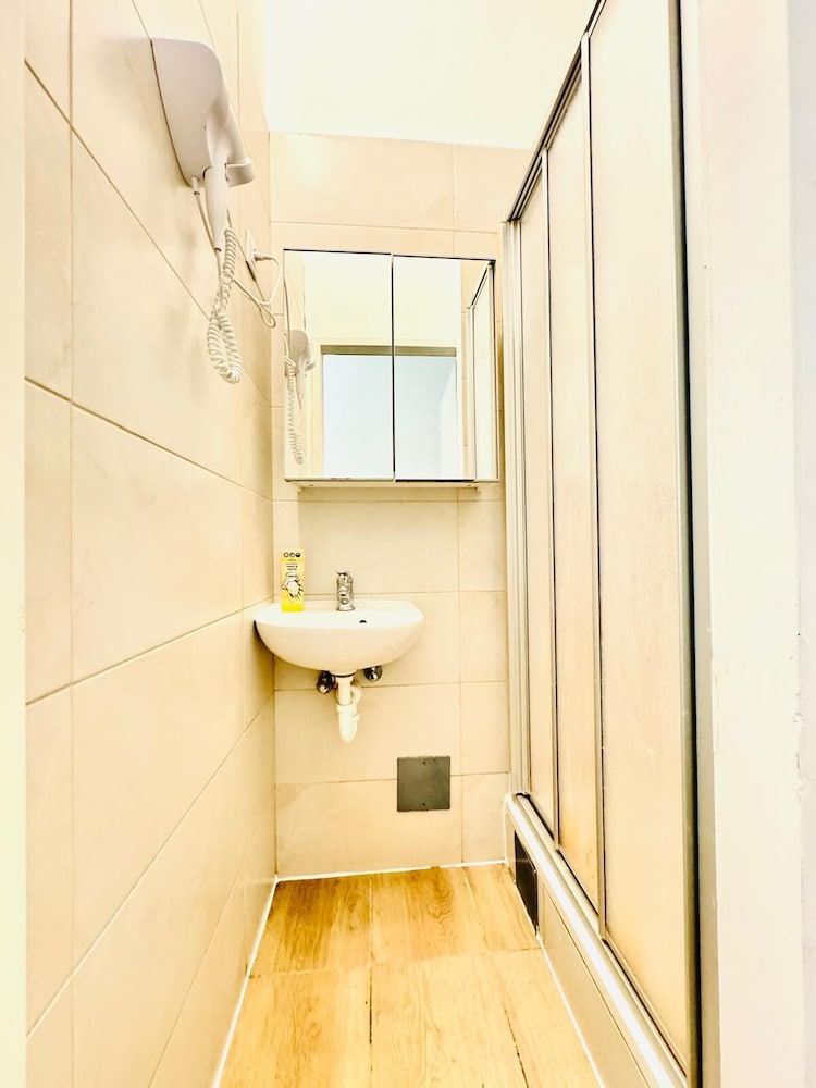 4BR Stay for 8 Near FAC Stadium