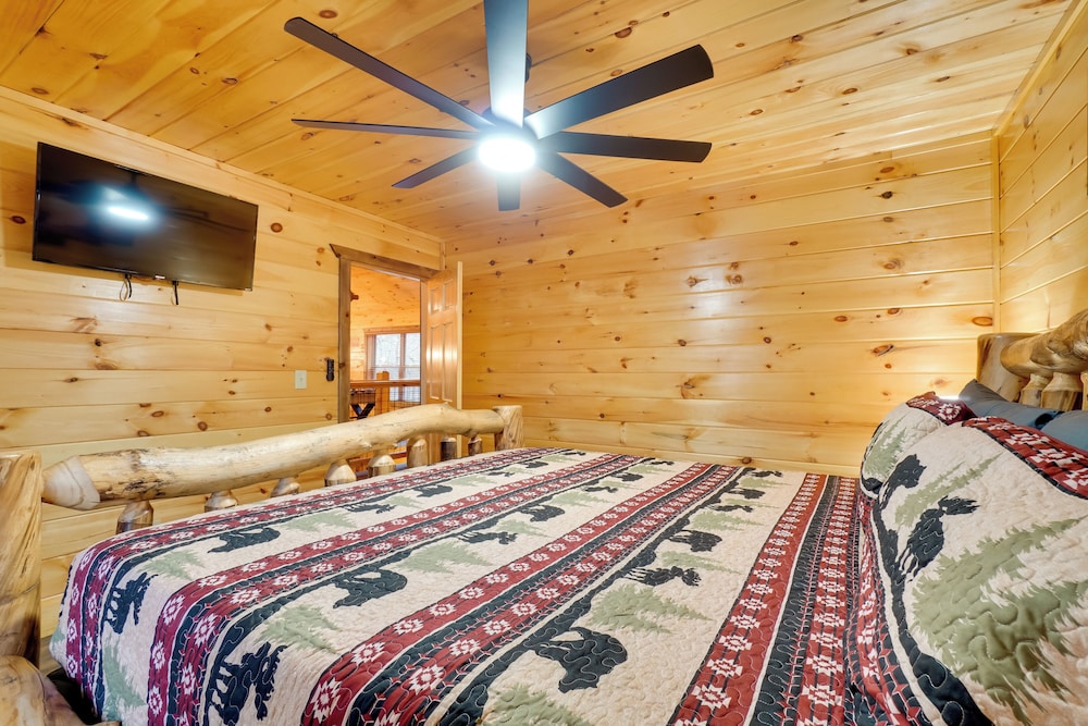 12 Mi to Gsmnp: Cabin w/ Game Room in Sevierville