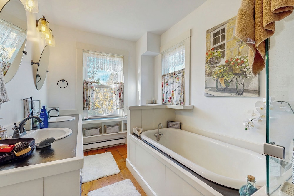 4BR House w/ Kitchen, Jetted Tub, Wifi + gas Grill