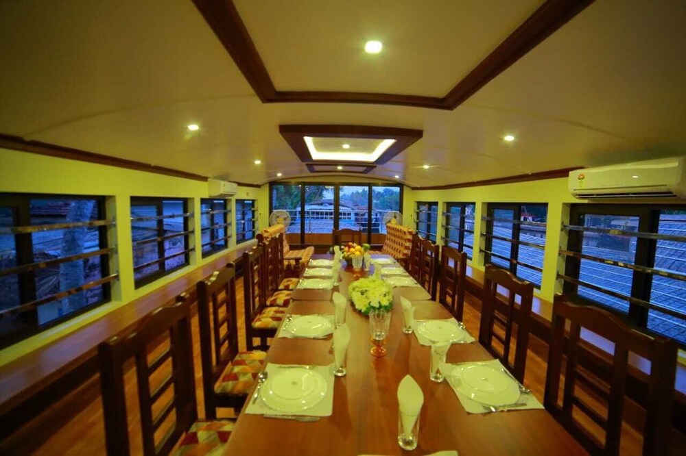 Cosy Houseboats