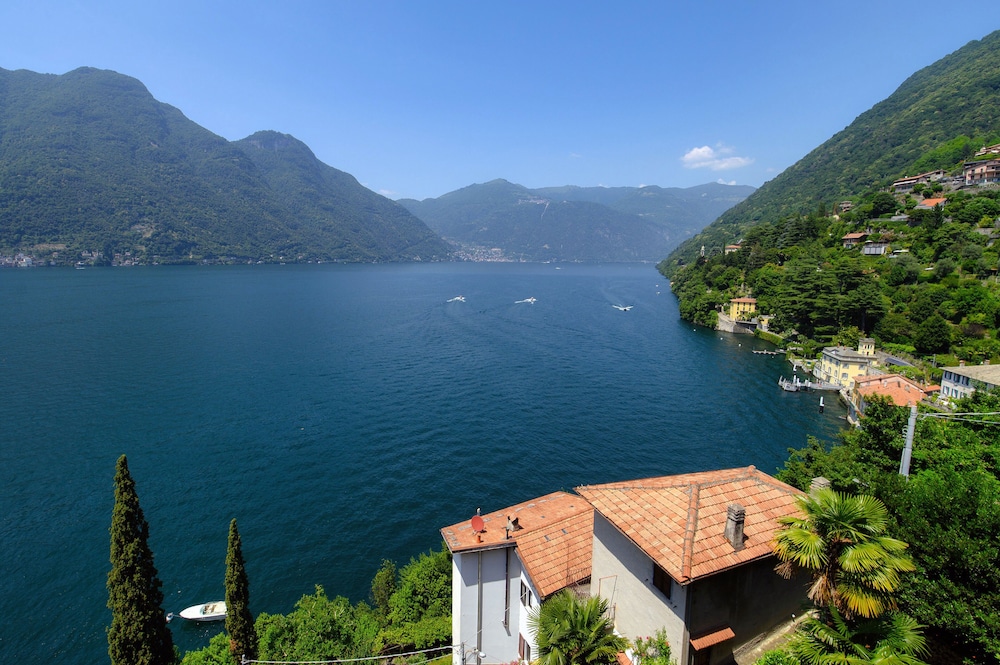 Silken Escape - Pool and Lake View