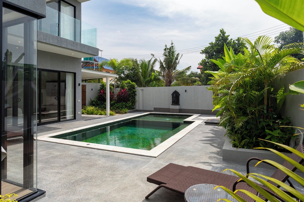 Family PoolVilla Near the Pier V266