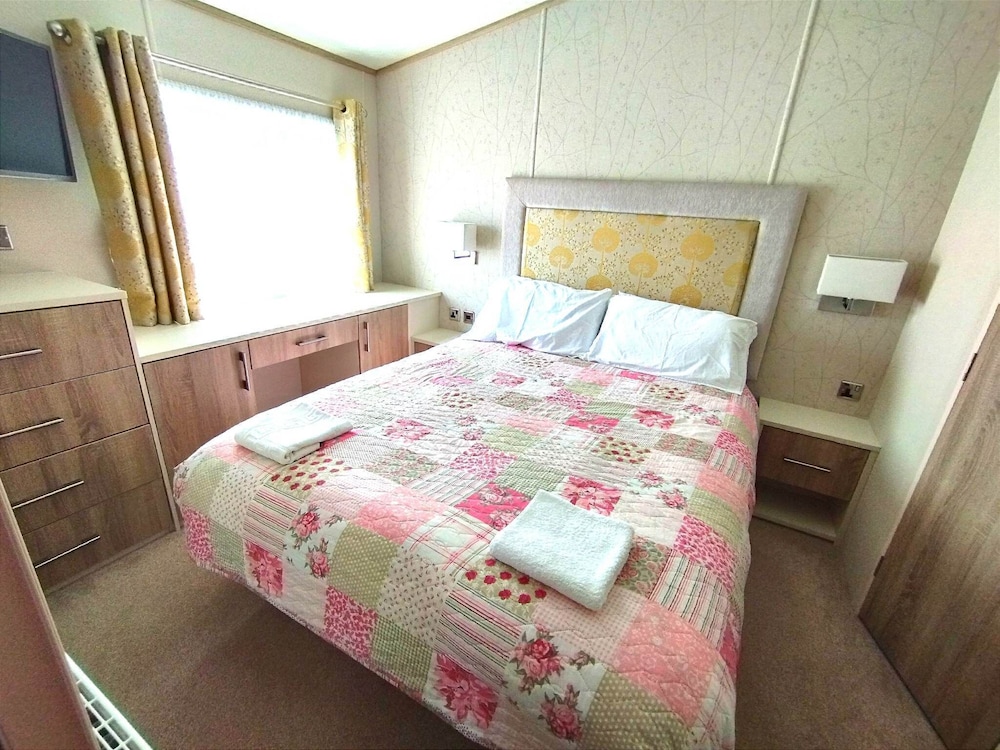 Luxury Lodge Caravan Sand Le Mere Holiday Park view 2