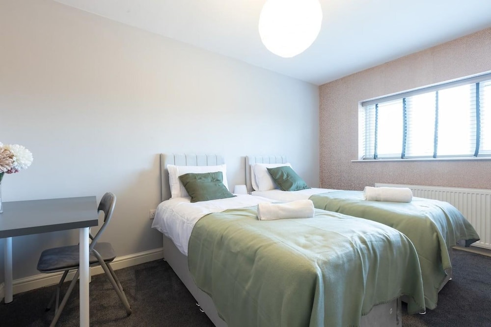 Huge Home,sleeps 12, Private Parking, Pets ok