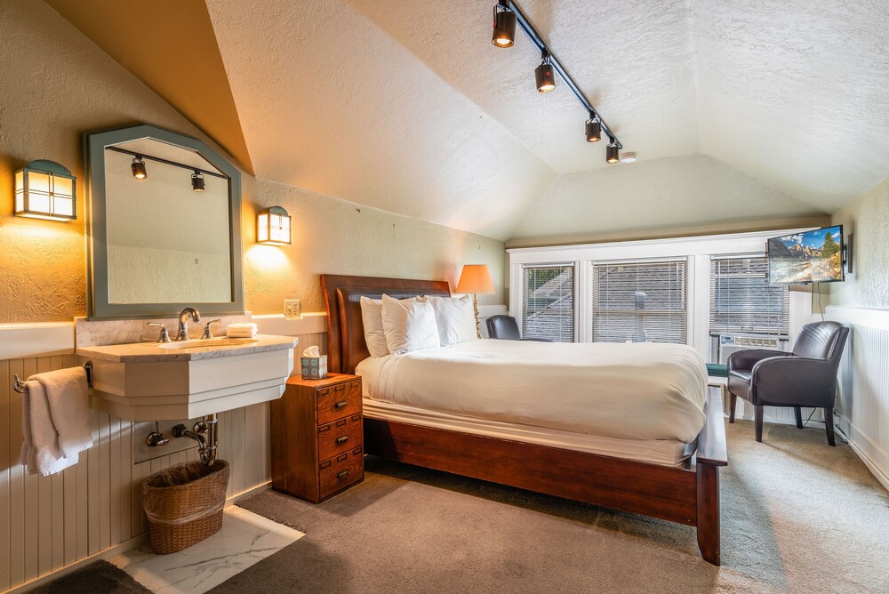 Seattle Gaslight Inn view 3