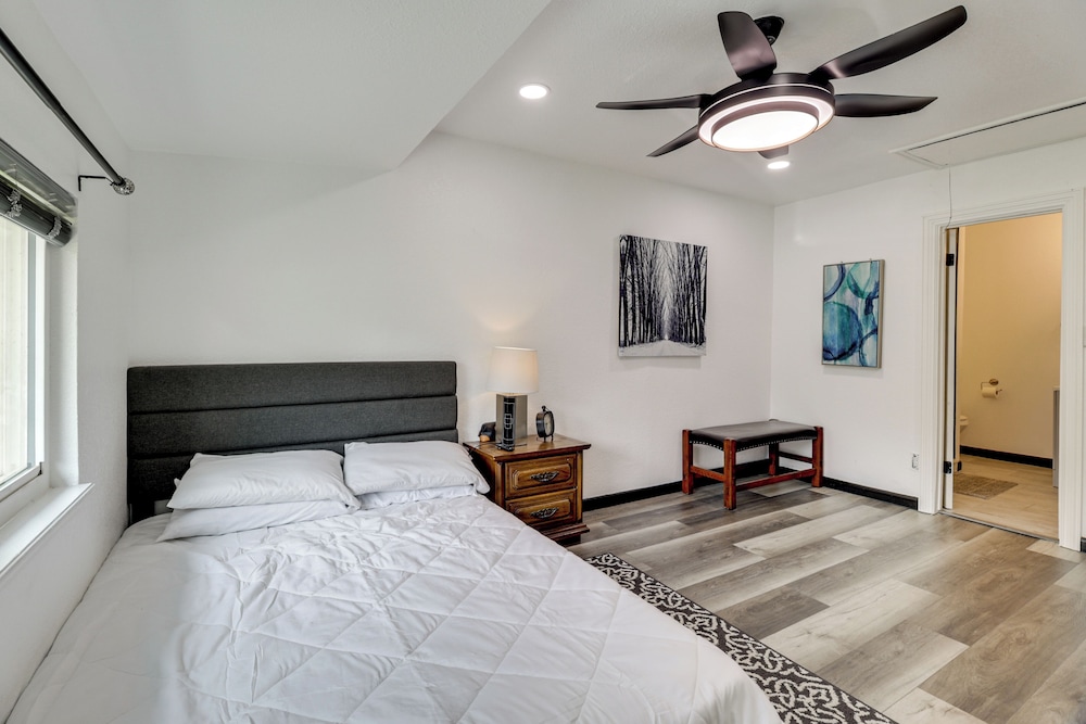 1 Mi to At&t Stadium: Family Home w/ Large Yard!