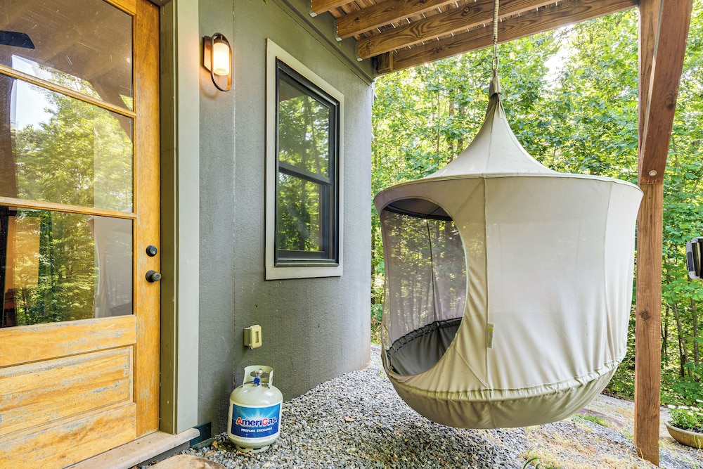 Hot Tub & Mtn Views: Modern Old Fort Hideaway!
