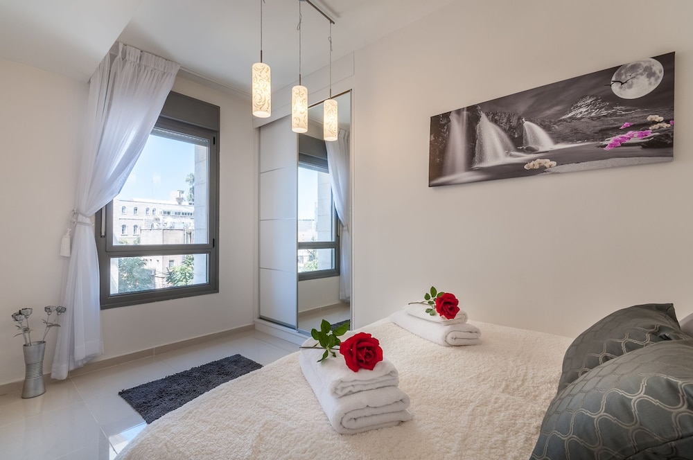 Best Location New Apt Full Amenities