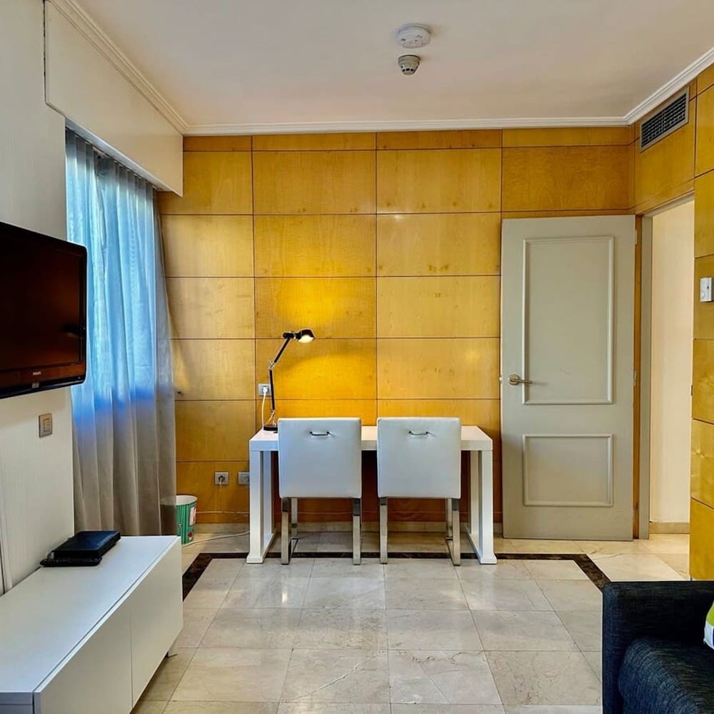 Engracia Square 1-bedroom Apartment in Chamber
