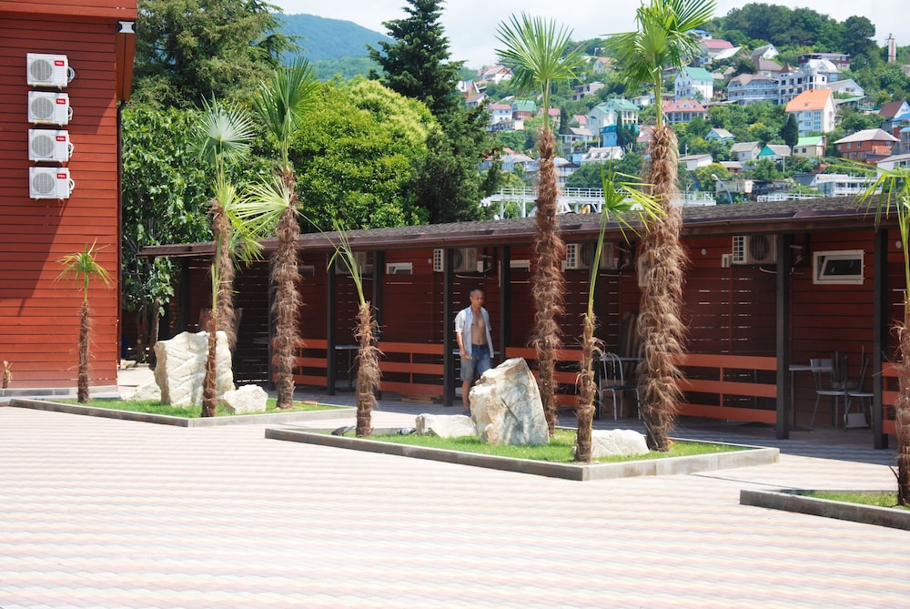 Peak Season Hotel