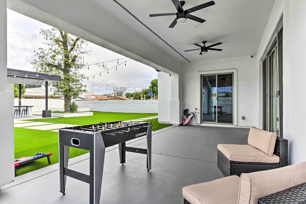 Putting Green & Gazebo: Upscale Peoria Home view 4