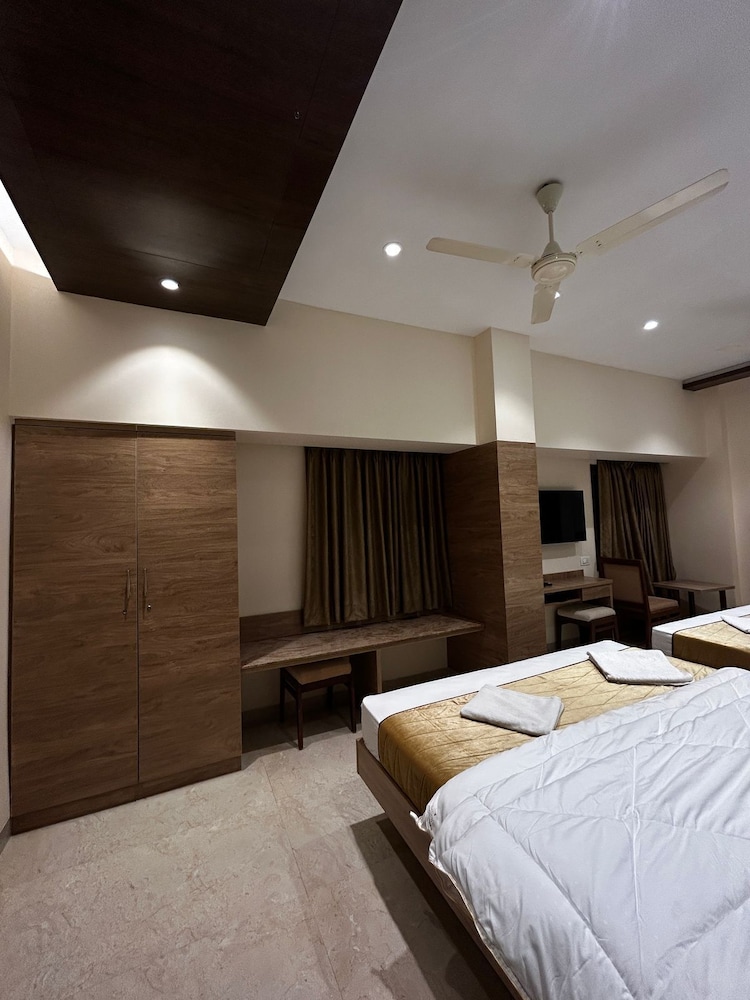 The Paradise Hotel - Luxury Stay