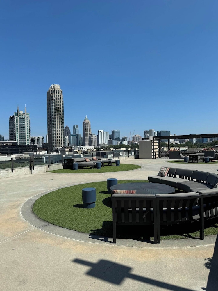 Luxury Midtown Oasis Rooftop Pool