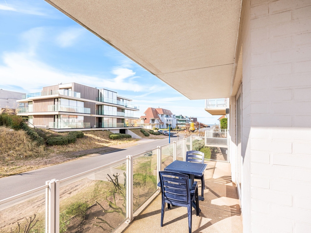 Modern 1st Floor Apartment in Oostduinkerke