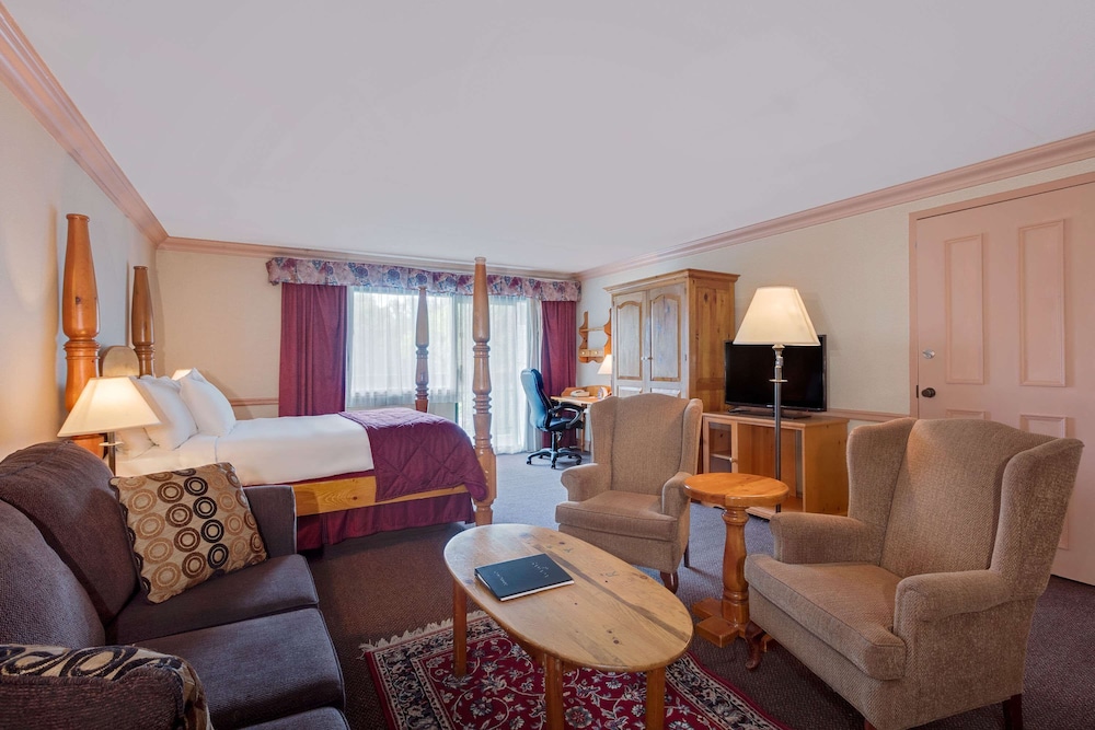North Bay Vacations - Ramada by Wyndham Pinewood Park Resort North Bay - Property Image 32