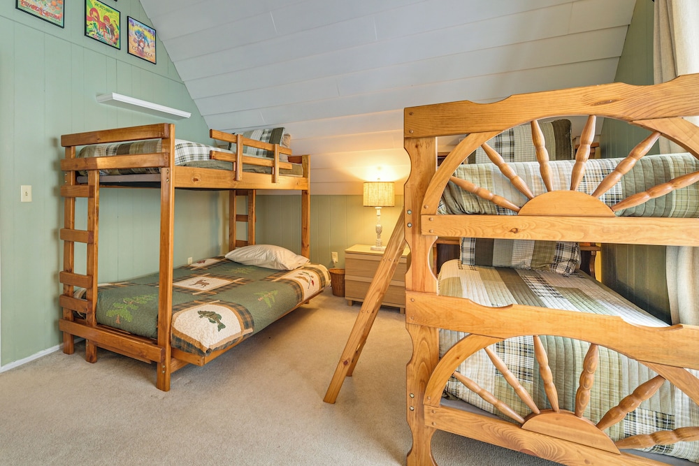 2 Mi to Schuss Mountain: Cozy Cabin w/ Deck
