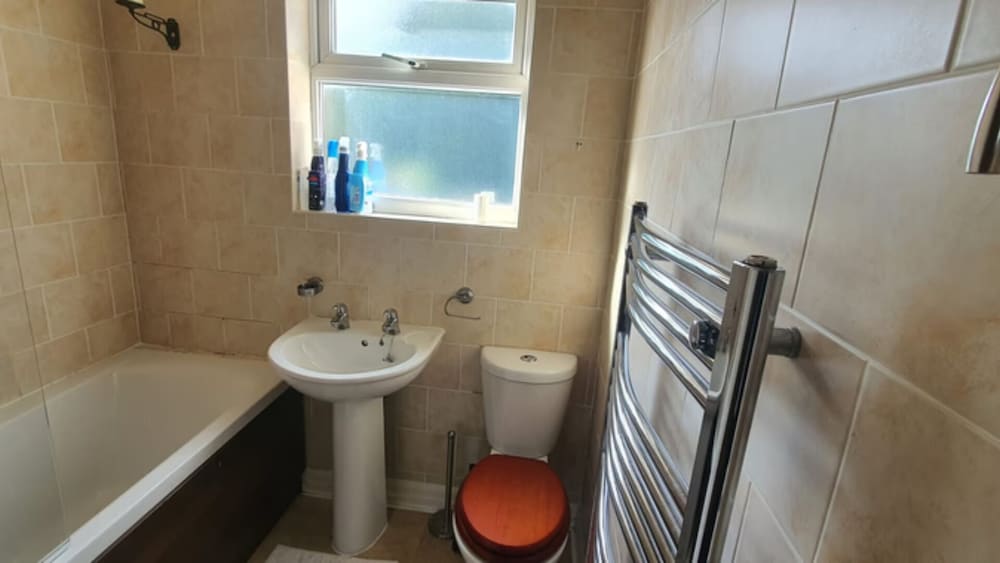 Room in Guest Room - Comfortable Room in Coventry view 2