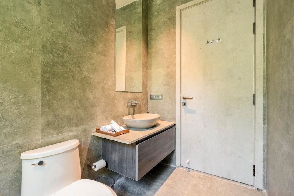 Lux 4bhk w Elevated Pool 3km to Beach Lazy Duck