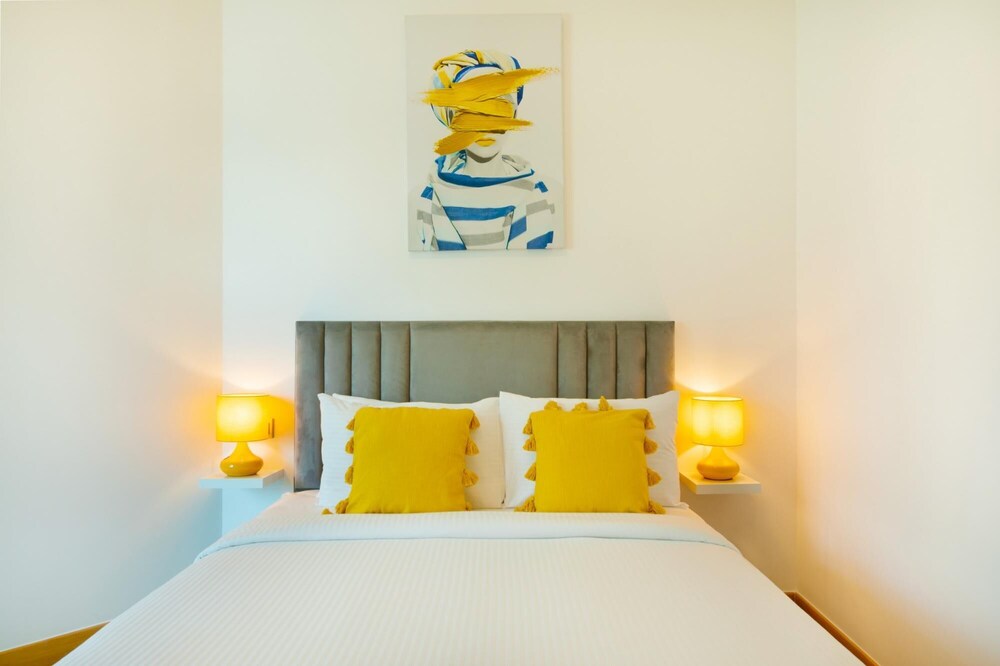 Stylish Apt With Large Patio Close to the Beach