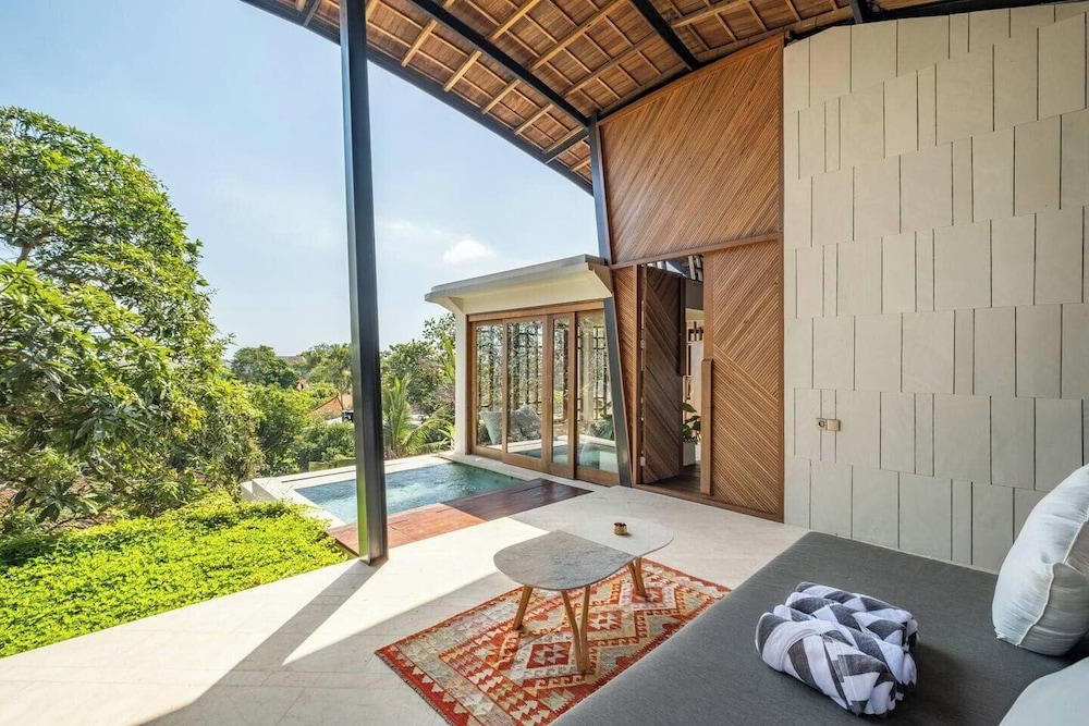 Gorgeous 2-br Penthouse With Views, 800m to the Be