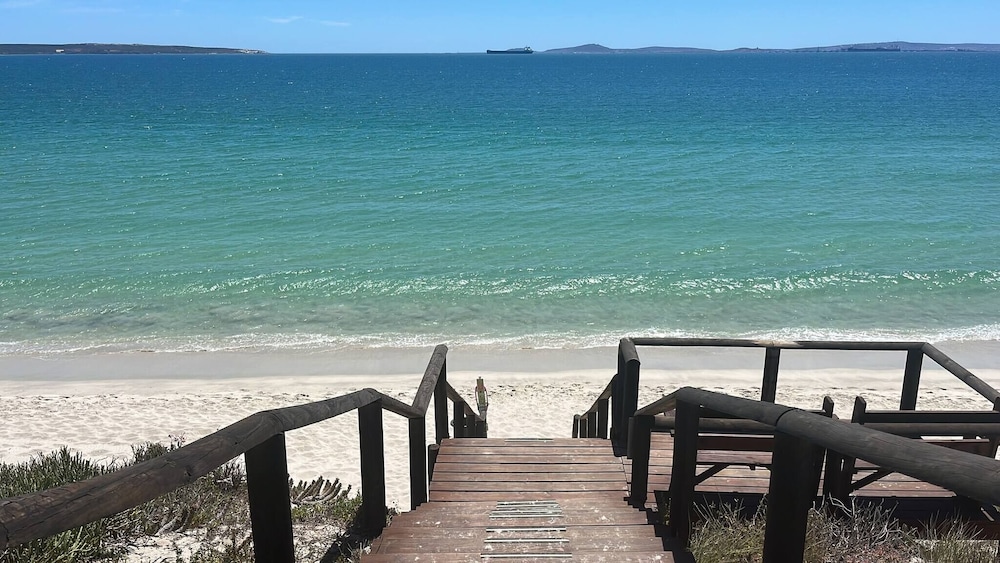 Whispering Waves - Serene Langebaan Getaway With Breathtaking Views