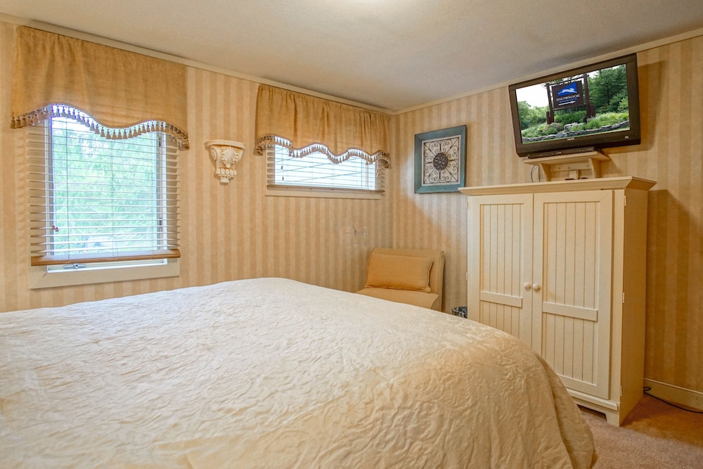 Powderidge #14: 2 Bedrooms, 2.5 Bath: Slope Side, Wood Fireplace