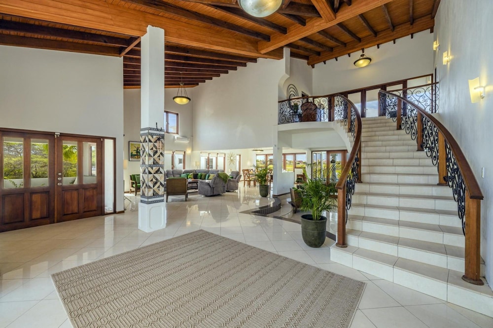 Villa Salina - 5BR w Pool Jacuzzi Sauna