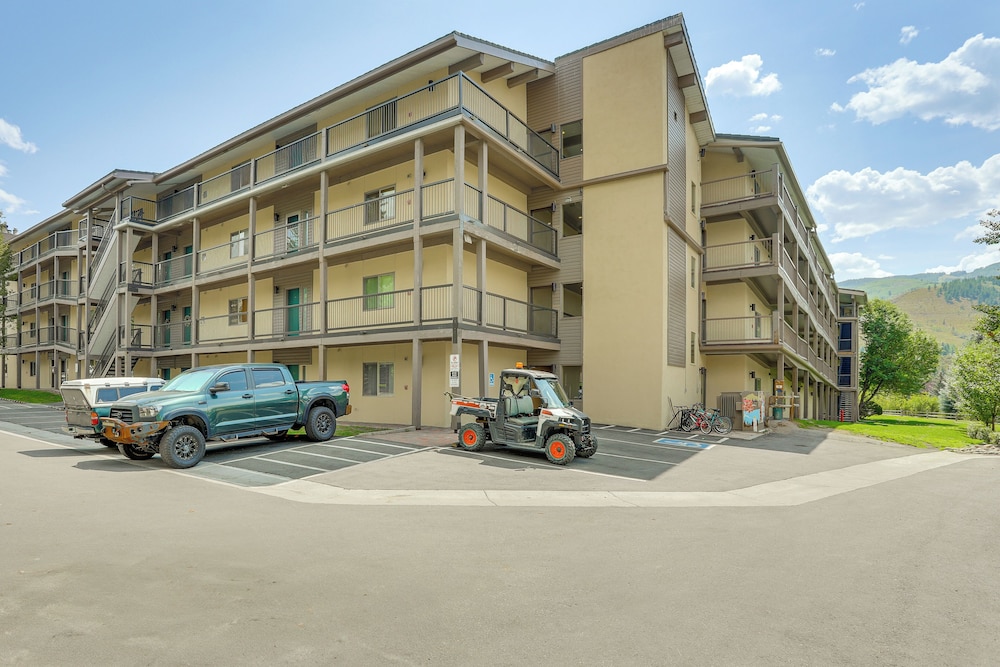 Sauna & Ski Shuttle Access: Mtn-view Condo in Avon