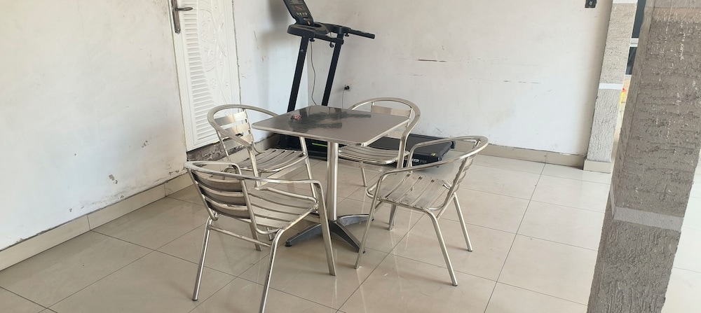 Serene 5-bedroom Apartment in Kinshasa's 10ème Rue Limete-résidentiel