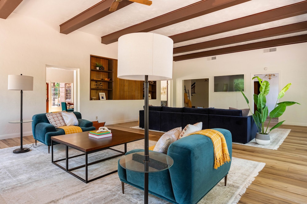 Fox Manor The Ultimate Fresno Getaway 5 Bedroom Home by RedAwning view 4