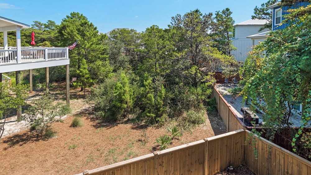 Stunning 4 Bd/4.5 BA - Free Wifi - Easy Walk to Beach