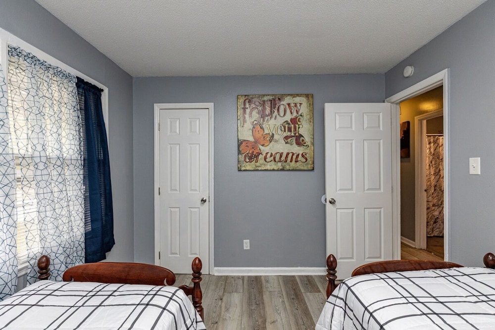 Cozy 3BR Home Patio Grill Free Parking Wi-fi - Property Image 12